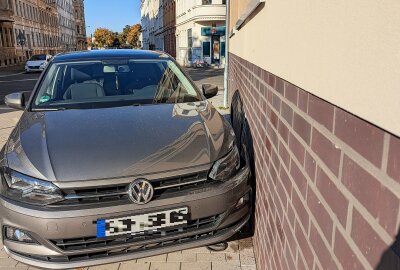 Auto prallt gegen Hauswand: Ersthelfer retten Frau nach medizinischem Notfall - Die Frau krachte mit ihrem PKW an die Hauswand. Foto: Christian Grube