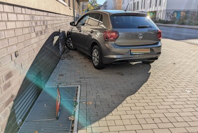 Auto prallt gegen Hauswand: Ersthelfer retten Frau nach medizinischem Notfall - Das Auto hinterließ ein Loch in der Hauswand. Foto: Christian Grube