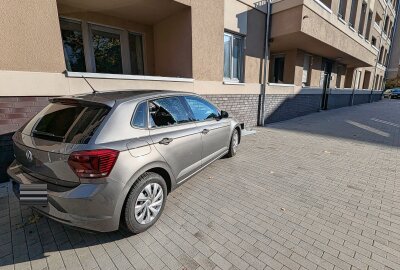 Auto prallt gegen Hauswand: Ersthelfer retten Frau nach medizinischem Notfall - Die Frau wurde in die Universitätsklinik Leipzig gebracht. Foto: Christian Grube