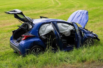 Auto überschlägt sich mehrfach: Senior verletzt und Spezial-Einsatz - Am Dienstagnachmittag ereignete sich in Niedercunnersdorf bei Löbau ein schwerer Verkehrsunfall. Foto: Xcitepress