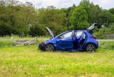 Auto überschlägt sich mehrfach: Senior verletzt und Spezial-Einsatz - Ein Senior krachte gegen eine Drainage und ein Metallgitter, bevor sich das Fahrzeug mehrfach überschlug und auf dem Feld zum Stehen kam. Foto: Xcitepress