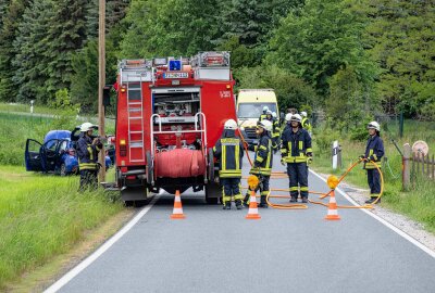 Auto überschlägt sich mehrfach: Senior verletzt und Spezial-Einsatz - Ein Senior krachte gegen eine Drainage und ein Metallgitter, bevor sich das Fahrzeug mehrfach überschlug und auf dem Feld zum Stehen kam. Foto: Xcitepress