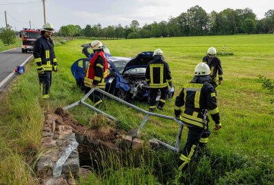 Auto überschlägt sich mehrfach: Senior verletzt und Spezial-Einsatz - Zahlreiche Feuerwehren der Gemeinde Kottmar, der Rettungsdienst und die Polizei rückten an. Der Fahrer kam verletzt in ein Krankenhaus. Foto: Xcitepress