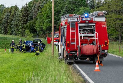 Auto überschlägt sich mehrfach: Senior verletzt und Spezial-Einsatz - Zahlreiche Feuerwehren der Gemeinde Kottmar, der Rettungsdienst und die Polizei rückten an. Der Fahrer kam verletzt in ein Krankenhaus. Foto: Xcitepress