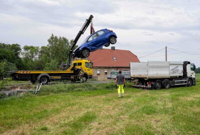 Auto überschlägt sich mehrfach: Senior verletzt und Spezial-Einsatz - Für die Bergung musste ein Spezialunternehmen mit einem Kran und einem Container anrücken. Foto: Xcitepress