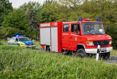 Auto überschlägt sich mehrfach: Senior verletzt und Spezial-Einsatz - Für die Bergung musste ein Spezialunternehmen mit einem Kran und einem Container anrücken. Foto: Xcitepress