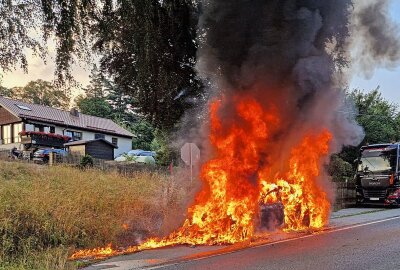 Autobahnzubringer Wüstenbrand gesperrt: PKW steht in Vollbrand - Am Freitagabend brannte ein PKW aus bisher unbekannten Gründen völlig aus in Wüstenbrand. Foto: Andreas Kretschel