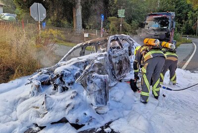 Autobahnzubringer Wüstenbrand gesperrt: PKW steht in Vollbrand - Am Freitagabend brannte ein PKW aus bisher unbekannten Gründen völlig aus in Wüstenbrand. Foto: Andreas Kretschel