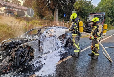 Autobahnzubringer Wüstenbrand gesperrt: PKW steht in Vollbrand - Am Freitagabend brannte ein PKW aus bisher unbekannten Gründen völlig aus in Wüstenbrand. Foto: Andreas Kretschel