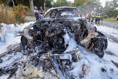 Autobahnzubringer Wüstenbrand gesperrt: PKW steht in Vollbrand - Am Freitagabend brannte ein PKW aus bisher unbekannten Gründen völlig aus in Wüstenbrand. Foto: Andreas Kretschel