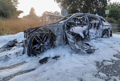 Autobahnzubringer Wüstenbrand gesperrt: PKW steht in Vollbrand - Am Freitagabend brannte ein PKW aus bisher unbekannten Gründen völlig aus in Wüstenbrand. Foto: Andreas Kretschel