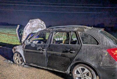 Autobrand auf sächsischer Staatsstraße: Feuerwehr im Einsatz - Am Freitagabend kam es aus ungeklärter Ursache auf der Staatstrasse 201 zwischen Rossau und dem Abzweig nach Siegersbach zum Brand eines Fahrzeuges. Foto: Erik Hofmann