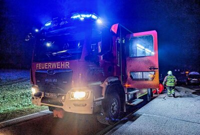 Autobrand auf sächsischer Staatsstraße: Feuerwehr im Einsatz - Für die Löscharbeiten musste die S201 in Richtung Hainichen und in Richtung Mittweida voll gesperrt werden. Foto: Erik Hofmann