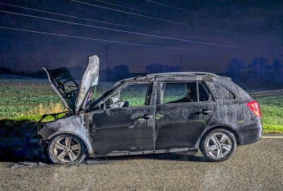 Autobrand auf sächsischer Staatsstraße: Feuerwehr im Einsatz - Für die Löscharbeiten musste die S201 in Richtung Hainichen und in Richtung Mittweida voll gesperrt werden. Foto: Erik Hofmann