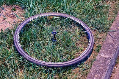 Autofahrer crashed in einen Radfahrer - Leubsdorf: VW biegt ab und reißt einen Radfahrer mit. Foto: Harry Haertel 