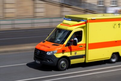 Autofahrerin übersieht Radfahrer - Mann schwer verletzt - Ein Radfahrer wurde von einer Autofahrerin übersehen und schwer verletzt. (Symbolbild)