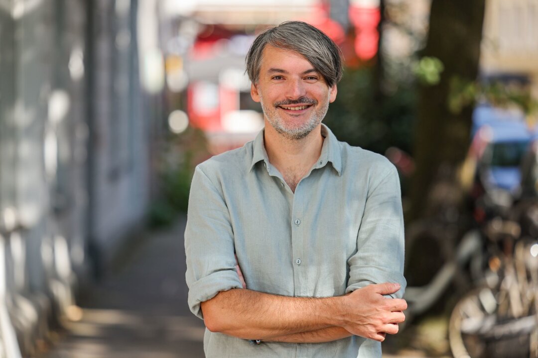 Autor Saša Stanišić hat Kinder-Fußballteam mittrainiert - Der Hamburger Schriftsteller Saša Stanišić schreibt nicht nur Bücher, er hat auch schon Fußball-Jungs trainiert (Foto Archiv).