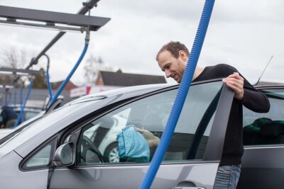 Autoreinigung: 7 Tipps für einen top gepflegten Innenraum - Für saubere Scheiben: Die Seitenscheibe einen Spalt herunterfahren und mit handelsüblichem Glasreiniger wischen.