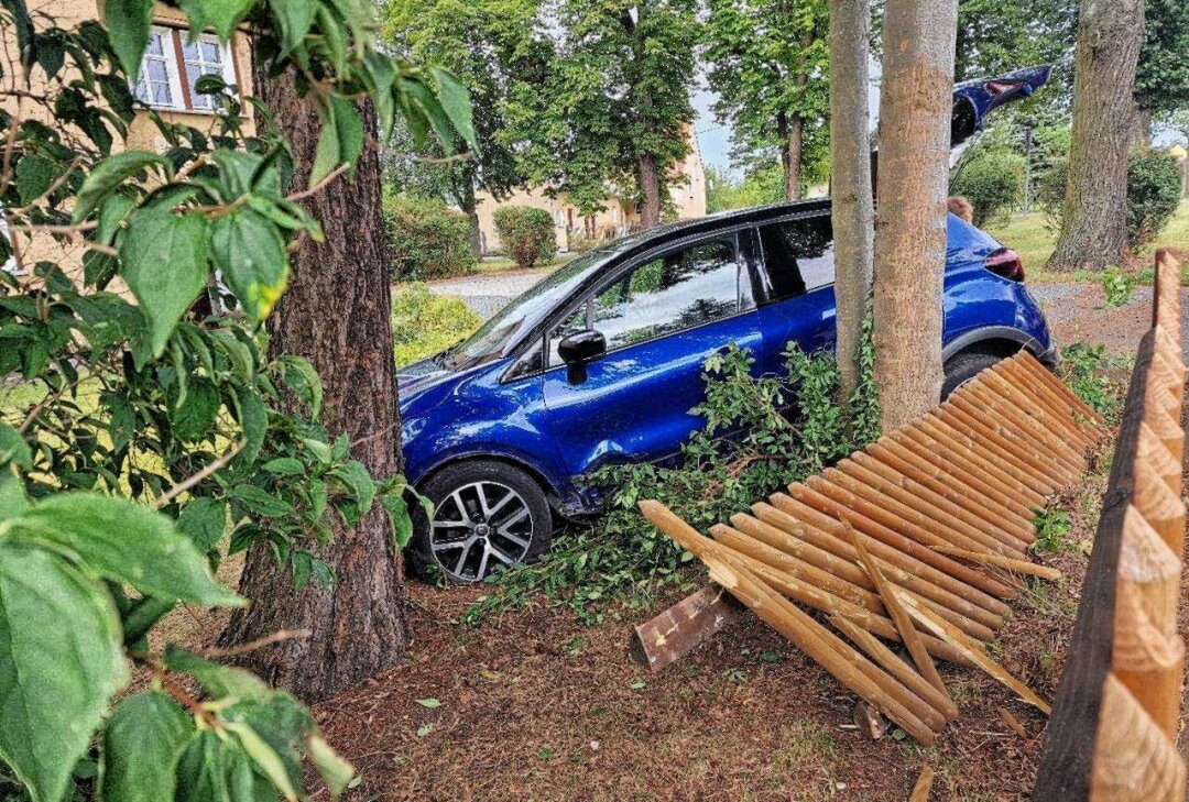 Autounfall in Großgrabe: Fahrerin landet zwischen Baum und Zaun - Die Fahrerin eines Renault kam aus bislang ungeklärter Ursache von der Fahrbahn ab. Foto: xcitepress