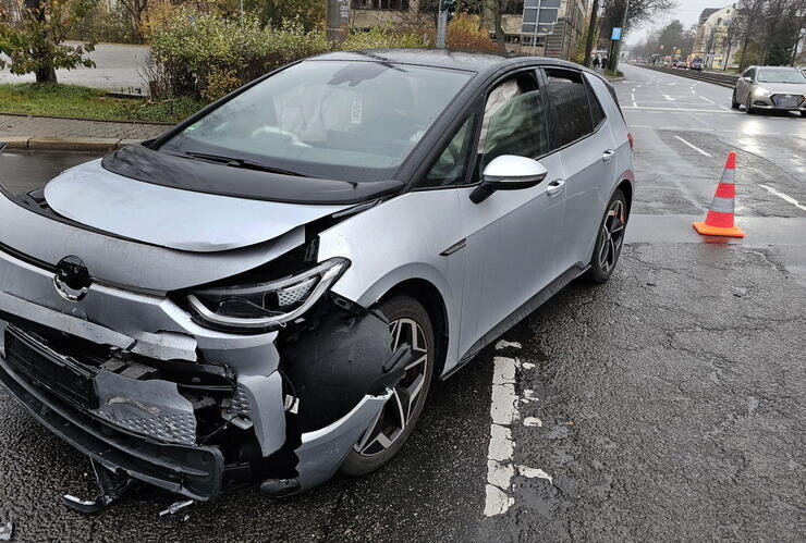 B95 nach Kreuzungscrash gesperrt: Drei Fahrzeuge an Kollision beteiligt - Auf der B95 kam es am Donnerstag zu einem Kreuzungscrash.