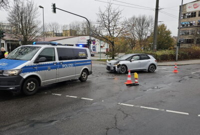 B95 nach Kreuzungscrash gesperrt: Drei Fahrzeuge an Kollision beteiligt - Nach ersten Informationen wurde eine Person verletzt. 