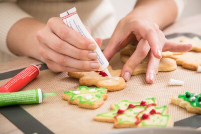 Backpapier, Tuben, Reste: Wohin mit dem Plätzchen-Müll? - Entsorgen, aber richtig: Leere Zuckerschrift-Tuben gehören in die Gelbe Tonne.