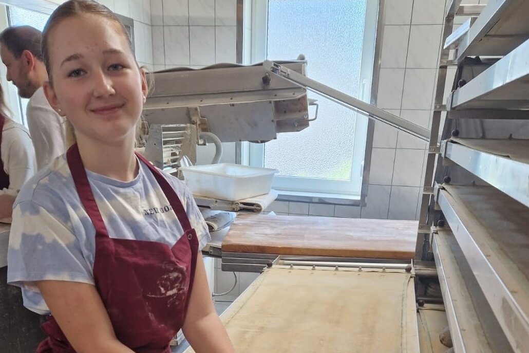 Backstubenluft in Altmittweida geschnuppert: Schüler arbeiten für den guten Zweck - Amy-Lee Kretzschmar aus Frankenberg war einen Tag in der Bäckerei Paulig in Altmittweida tätig.