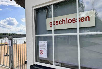 Badeverbot wegen Blaualgen: Gewässer im Erzgebirge vorm Ferienstart ausgebremst - Am Filzteich in Schneeberg herrscht wegen Blaualgenbefall aktuell Badeverbot. Foto: Ralf Wendland