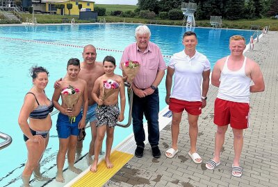 Badfest in Hainichen soll nun am 12. Juli stattfinden - Oberbürgermeister Dieter Greysinger (Mitte) hofft, dass das Freibad Hainichen schnell wieder regulär öffnen kann. Foto: Stadt Hainichen