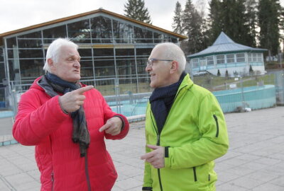 Bäderstreit im Vogtland: Stadtrat beschließt Umleitung von zugesagten Fördermitteln - Wasserball-Urgestein Ulrich Mikulcak (li.) und Joachim Otto, Geschäftsführer vom Waldpark Grünheide, kämpften jahrelang für den Erhalt des Brunner Waldbades.