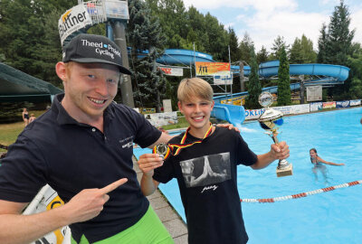 Bäderstreit im Vogtland: Stadtrat beschließt Umleitung von zugesagten Fördermitteln - Die Deutschen Meisterschaften im Wasserrutschen machten das Rebesgrüner Bad über die Grenzen des Vogtlandes bekannt. Stets waren prominente Sportler dabei. 2022 gratulierte Radsprinter Joe Eilers den erfolgreichen Rutschen-Champions.