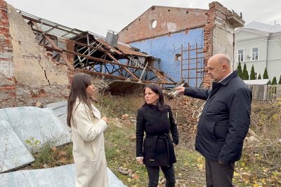 Baerbock fordert von Partnern mehr Unterstützung für Ukraine - In Jahidne besuchte Baerbock die Gedenkstätte an die Opfer der russischen Gräueltaten in dem Dorf nordöstlich der Hauptstadt Kiew.