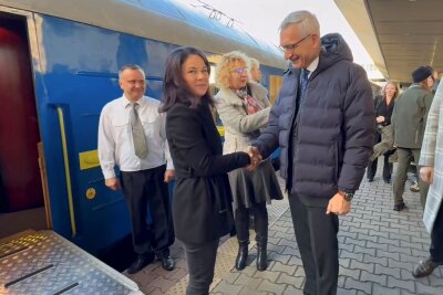 Baerbock in Kiew: Stehen felsenfest an Seite der Ukraine - Außenministerin Annalena Baerbock (Grüne) besucht zum achten Mal seit Beginn des russischen Angriffskriegs vor fast 1000 Tagen die Ukraine. 