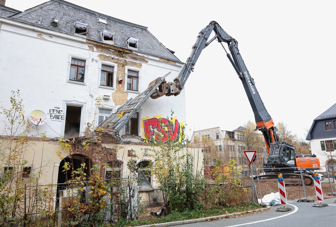 Bagger rollen an: Traditionsgasthaus im Vogtland wird platt gemacht - Impression vom Abbruch der ehemaligen Gaststätte "Bismarck". Foto: Johannes Schmidt