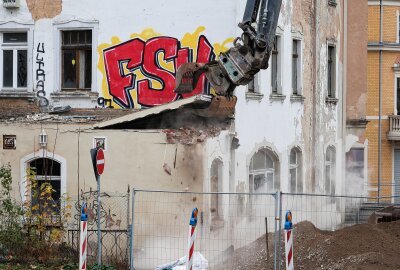 Bagger rollen an: Traditionsgasthaus im Vogtland wird platt gemacht - Impression vom Abbruch der ehemaligen Gaststätte "Bismarck". Foto: Johannes Schmidt