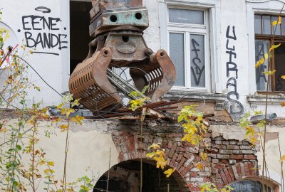 Bagger rollen an: Traditionsgasthaus im Vogtland wird platt gemacht - Impression vom Abbruch der ehemaligen Gaststätte "Bismarck". Foto: Johannes Schmidt