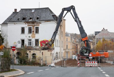 Bagger rollen an: Traditionsgasthaus im Vogtland wird platt gemacht - Impression vom Abbruch der ehemaligen Gaststätte "Bismarck". Foto: Johannes Schmidt