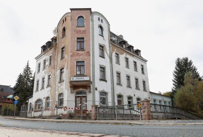 Bagger rollen an: Traditionsgasthaus im Vogtland wird platt gemacht - Die ehemalige Gaststätte "Bismarck" aufgenommen Mitte Oktober 2024 vor dem Abriss. Foto: Johannes Schmidt