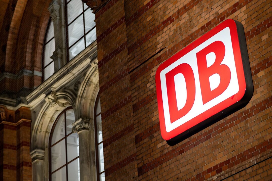 Bahn weist Bericht zu Streichungsplänen zurück - Das Logo der Deutschen Bahn (DB).