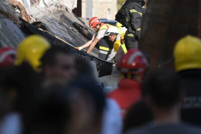 Bahnhofsvordach in Serbien stürzt ein: Mindestens zwölf Tote - Rettungsmannschaften suchen unter dem eingestürzten Bahnhofsvordach in Novi Sad nach Überlebenden (Foto aktuell). 