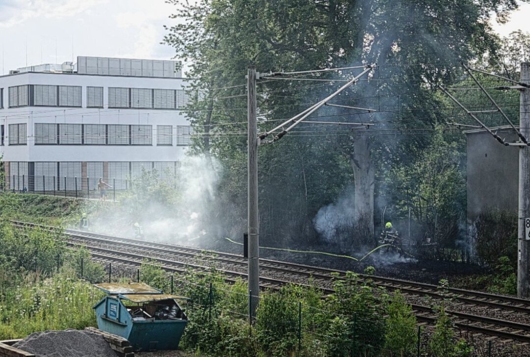 Bahnstrecken gesperrt: Deshalb fielen am Sonntag in der Region mehrere Züge aus - Ein Bahngleisbrand verursacht mehrere Zugausfälle. Foto: Jan Härtel