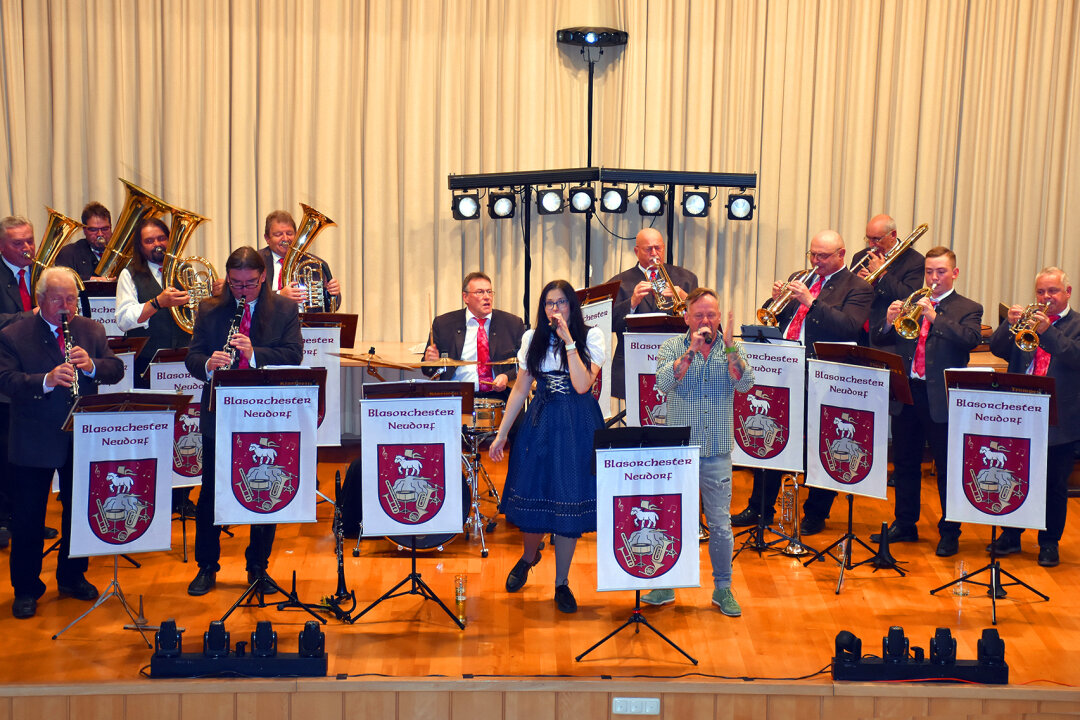 Ballermann meets Blasmusik: Neuer Partyhit aus dem Erzgebirge - Zusammen mit dem Blasorchester Neudorf performen Lucie Plachtova und Engel B. den neuen Song. Foto: Maik Bohn