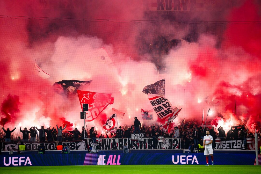 Balljunge beim VfB-Spiel von brennender Fackel getroffen - Die Fans des VfB Stuttgart haben bei der Champions League-Begegnung mit Atalanta Bergamo massiv Pyrotechnik gezündet.