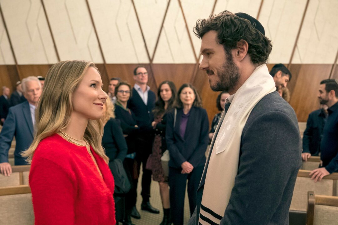 Balsam für Dating-Geplagte? Serienhit mit sexy Rabbi - Unter Beobachtung ihres Umfelds: die beiden Verliebten der Serie "Nobody Wants This" (Foto: Netflix)