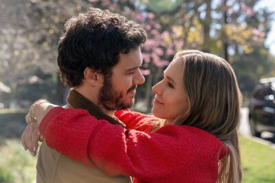 Balsam für Dating-Geplagte? Serienhit mit sexy Rabbi - Adam Brody als Noah und Kristen Bell als Joanne in einer Szene aus "Nobody Wants This" (Foto: Netflix)