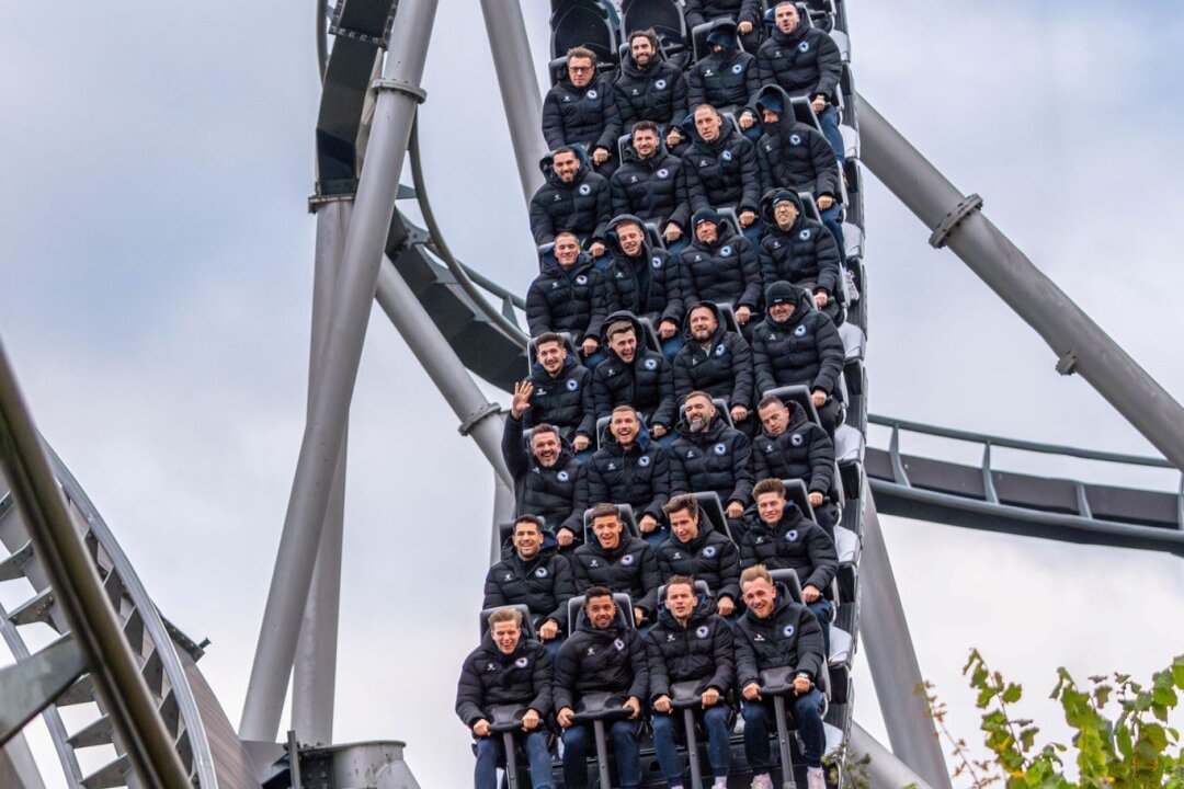 Barbarez eigentlich "kein Liebhaber" von Achterbahnen - Stuttgarts Ermedin Demirović hat sich die Achterbahnfahrt seines Teams von außen angeschaut.