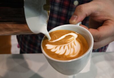 Barista-Anleitung: In 5 Schritten zum perfekten Espresso - Wie die Profis: Wenn der Barista alles mit Milchschaum krönt.