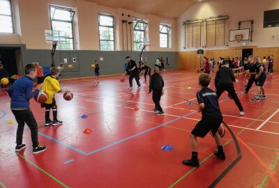 Basketball: Grundschüler und "Füchse" gemeinsam in Aktion - Beim gemeinsamen Basketballtag hatten die Kinder viel Spaß.Foto: A.Büchner