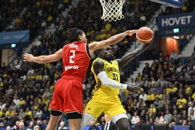 Basketballer verlieren beim Bundestrainer-Debüt in Schweden - Deutschlands Jack Kayil in Aktion.