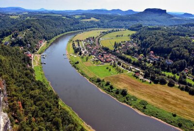 Bastei:  Aussichtspunkt ist Besuchermagnet in der sächsischen Schweiz - Blick auf den Kurort Rathen, die Fähre und Lilienstein. Foto: Maik Bohn